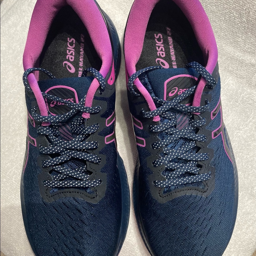 Women’s athletic shoe